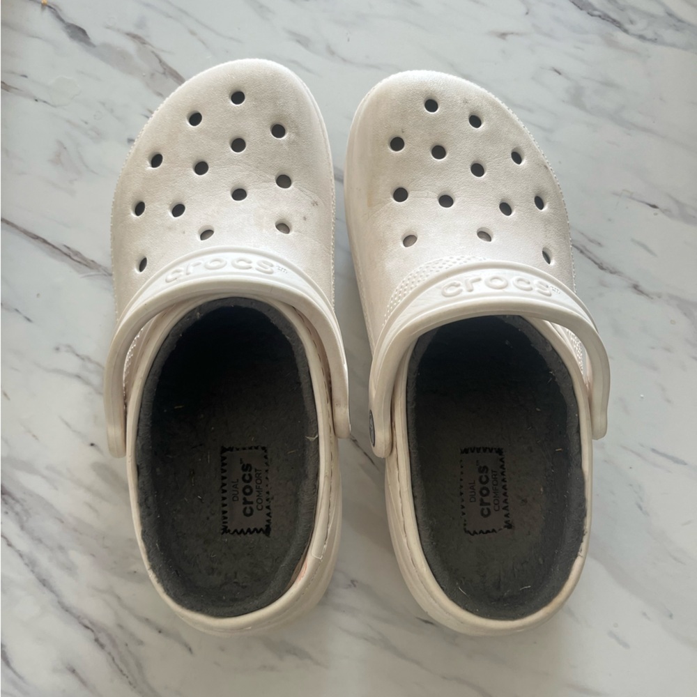 Women’s crocs size 7